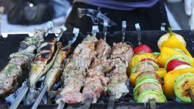 烤鱼、肉和蔬菜烤在烤架上。 街头美食，快餐，街头<strong>小吃</strong>，美味可口